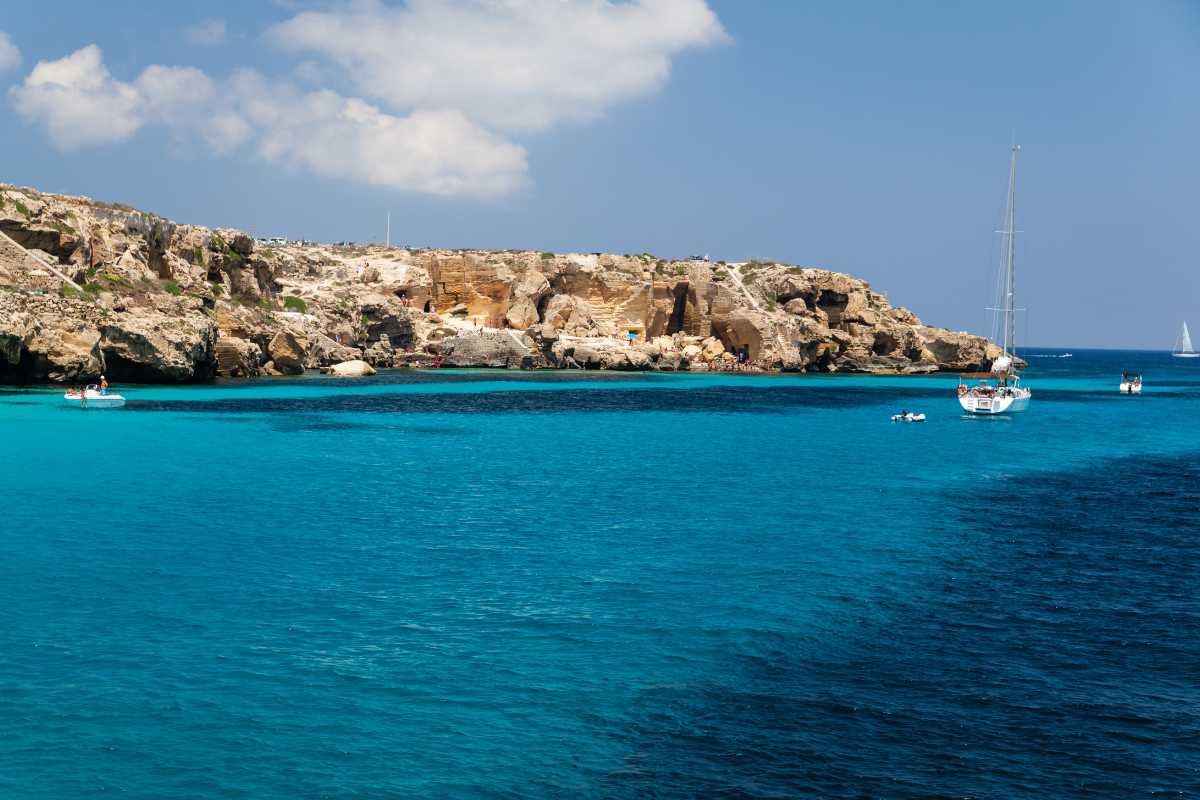 Dettaglio di un hotel tipico di Favignana, patio fiorito, biciclette davanti all'ingresso, luce mediterranea
